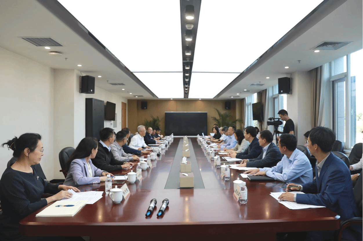 丰台区委副书记、区长张艳林一行来校调研